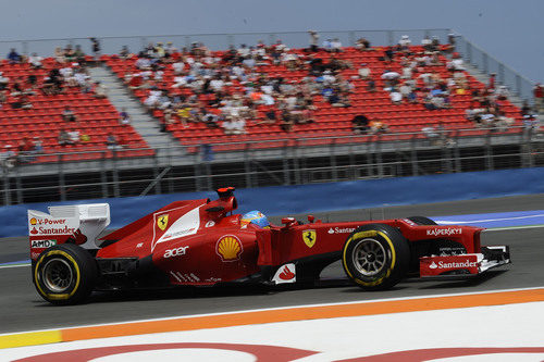 Fernando Alonso ante las gradas casi vacías del Valencia Street Circuit