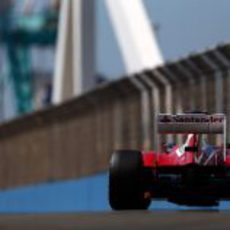 Fernando Alonso rueda en el circuito de Valencia