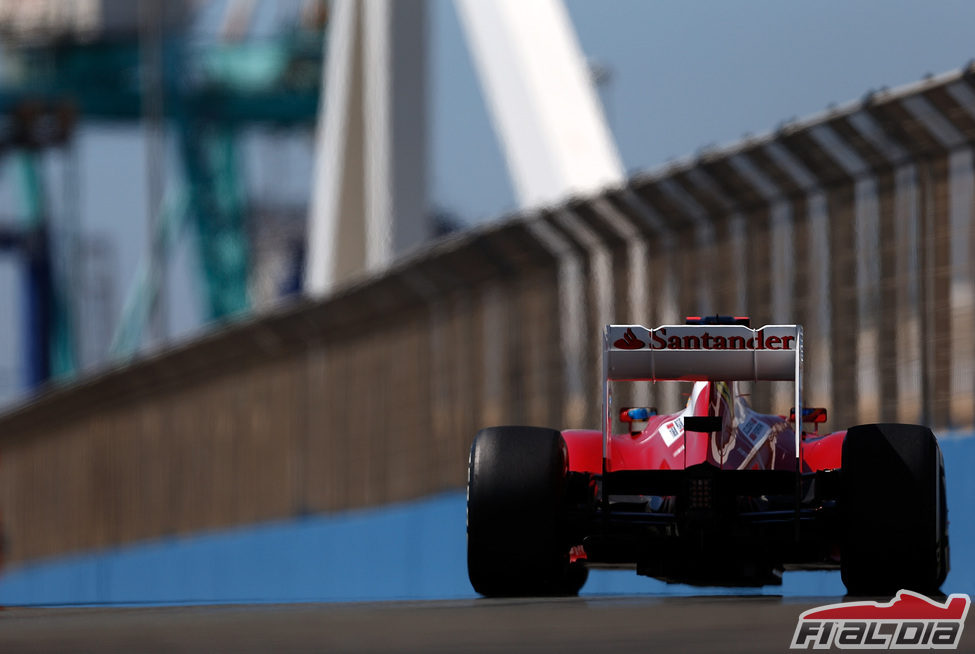 Fernando Alonso rueda en el circuito de Valencia