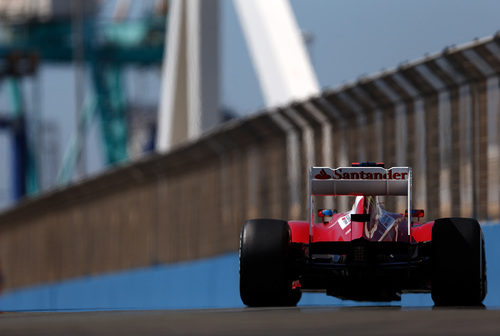 Fernando Alonso rueda en el circuito de Valencia