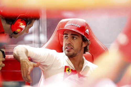 Fernando Alonso discute con sus ingenieros en el box de Valencia