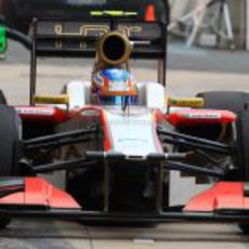 Narain Karthikeyan pasa por el 'pit lane' en Valencia