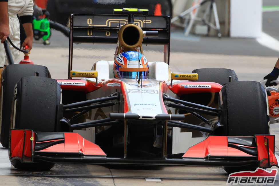 Narain Karthikeyan pasa por el 'pit lane' en Valencia