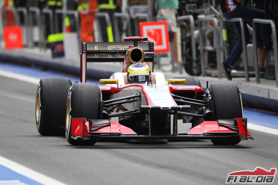 Pedro de la Rosa pasa por el 'pit lane' del Valencia Street Circuit