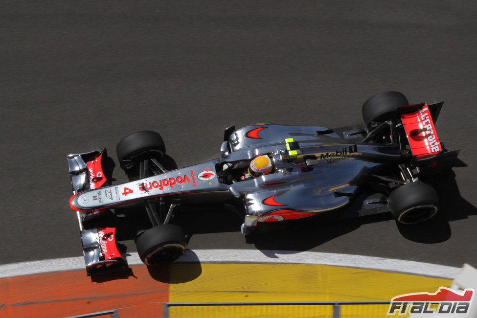 Lewis Hamilton pilota en el Valencia Street Circuit