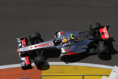 Lewis Hamilton pilota en el Valencia Street Circuit