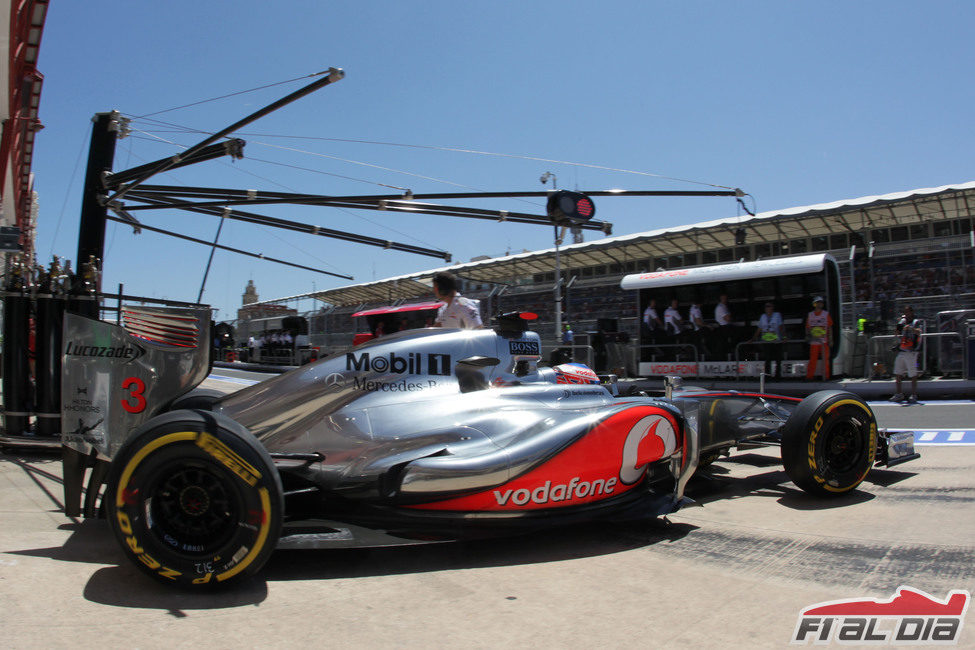 Jenson Button sale de boxes durante la clasificación del GP de Europa