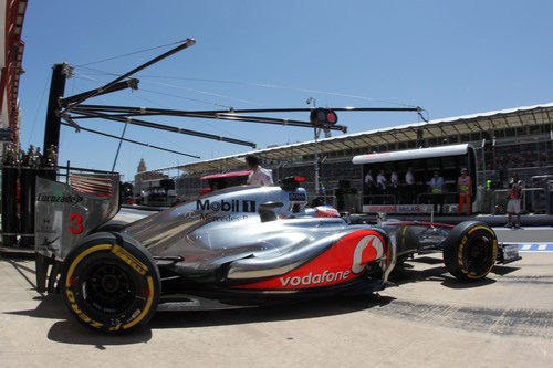 Jenson Button sale de boxes durante la clasificación del GP de Europa