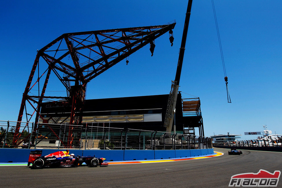 Sebastian Vettel rueda junto al puerto de Valencia