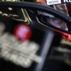 Romain Grosjean se concentra antes de salir a la pista