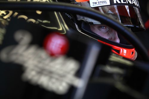 Romain Grosjean se concentra antes de salir a la pista