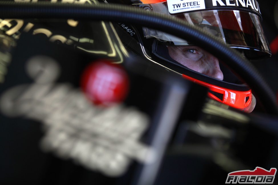 Romain Grosjean se concentra antes de salir a la pista