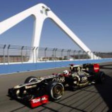 Kimi Räikkönen pasa sobre el puente del Valencia Street Circuit