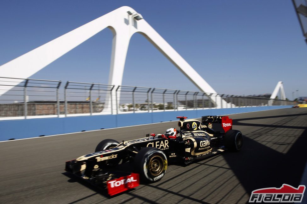 Kimi Räikkönen pasa sobre el puente del Valencia Street Circuit