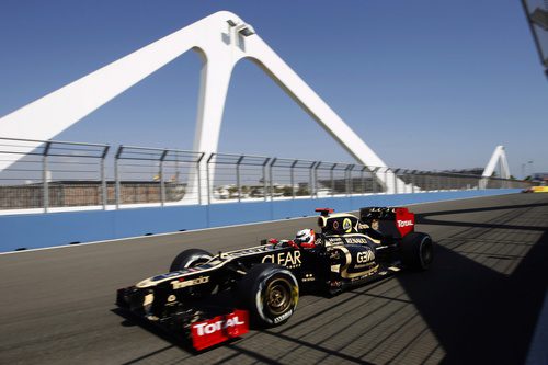 Kimi Räikkönen pasa sobre el puente del Valencia Street Circuit