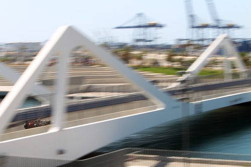 Un Lotus sobre el puente del Valencia Street Circuit