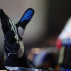 Sebastian Vettel se enfunda los guantes antes de salir a pista