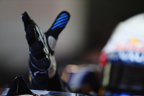 Sebastian Vettel se enfunda los guantes antes de salir a pista