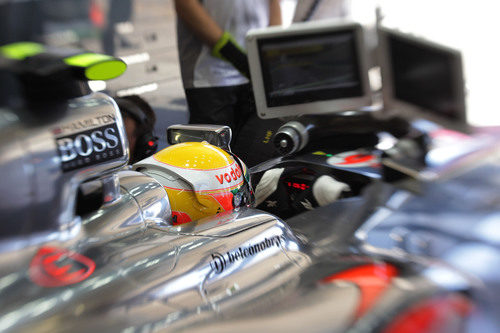Lewis Hamilton observa las pantallas desde su monoplaza