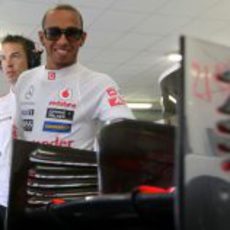 Lewis Hamilton, sonriente en el box de McLaren