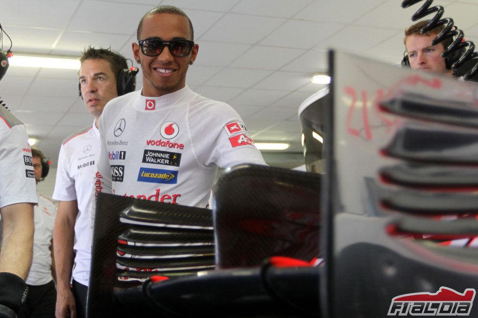 Lewis Hamilton, sonriente en el box de McLaren