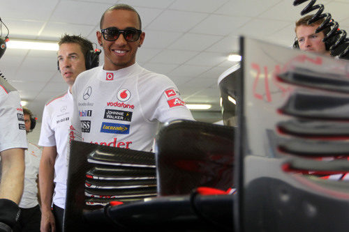Lewis Hamilton, sonriente en el box de McLaren