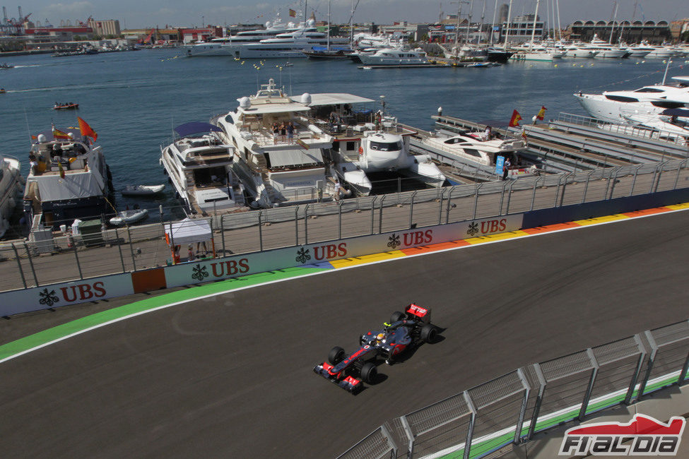 Lewis Hamilton rueda sobre el asfalto del Valencia Street Circuit