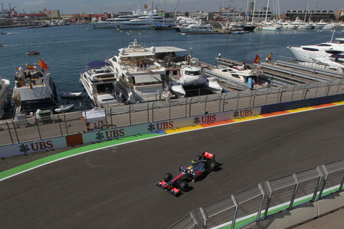 Lewis Hamilton rueda sobre el asfalto del Valencia Street Circuit