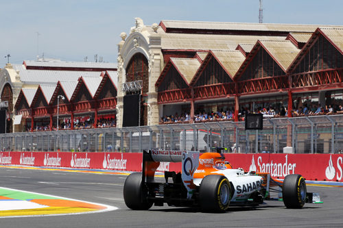 Nico Hülkenberg llega a la recta principal de Valencia