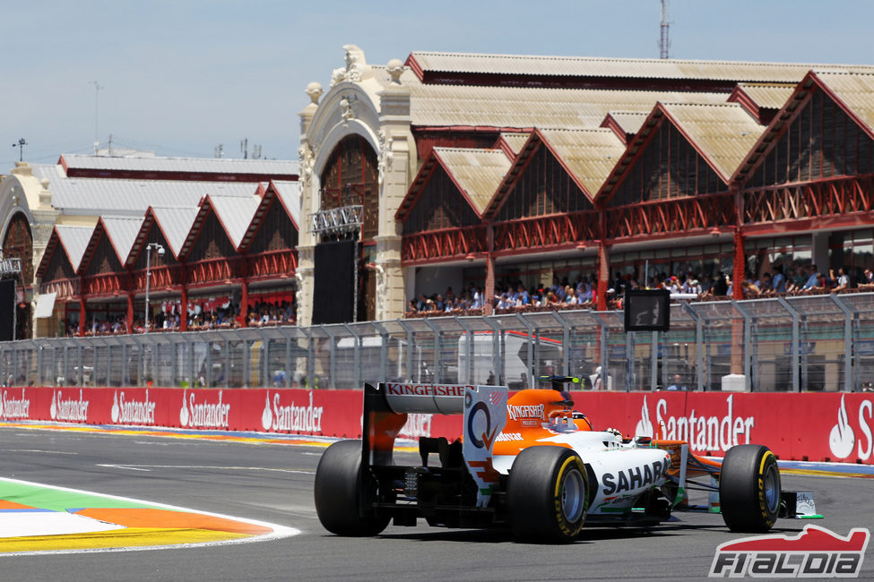 Nico Hülkenberg llega a la recta principal de Valencia