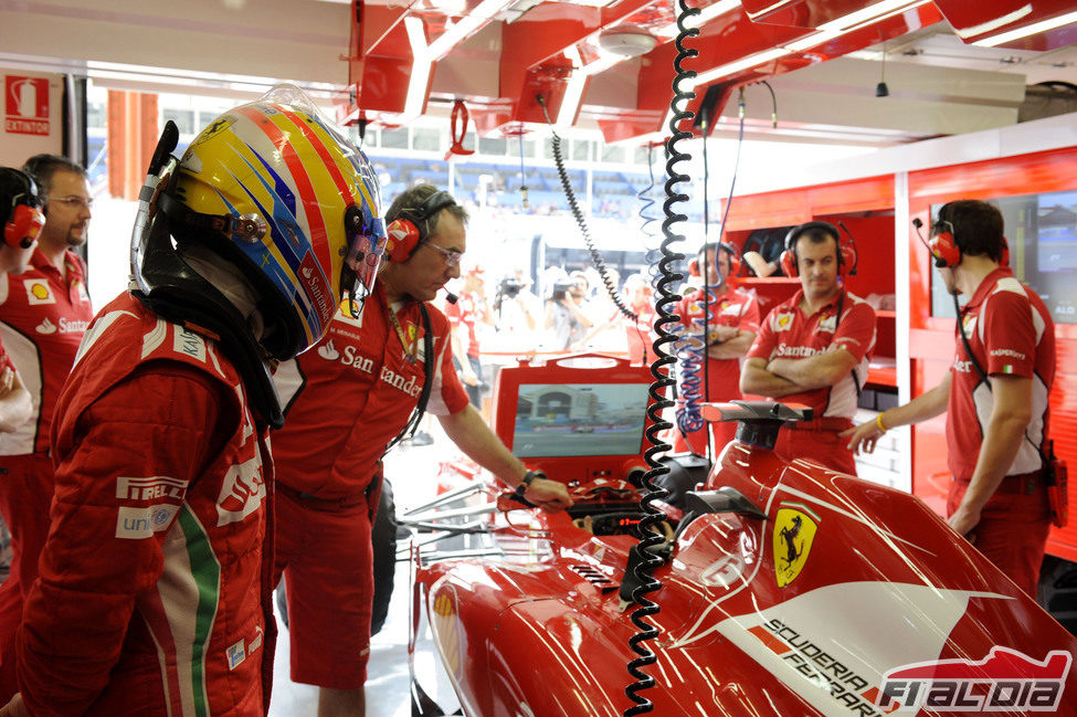 Fernando Alonso se prepara para conducir el F2012