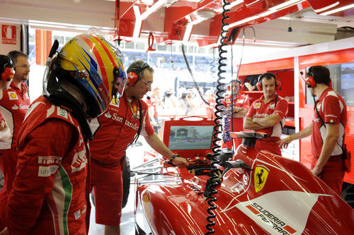 Fernando Alonso se prepara para conducir el F2012