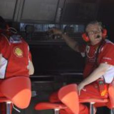 Pat Fry observa la pista desde el muro de Ferrari