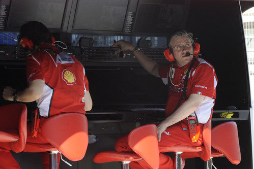 Pat Fry observa la pista desde el muro de Ferrari