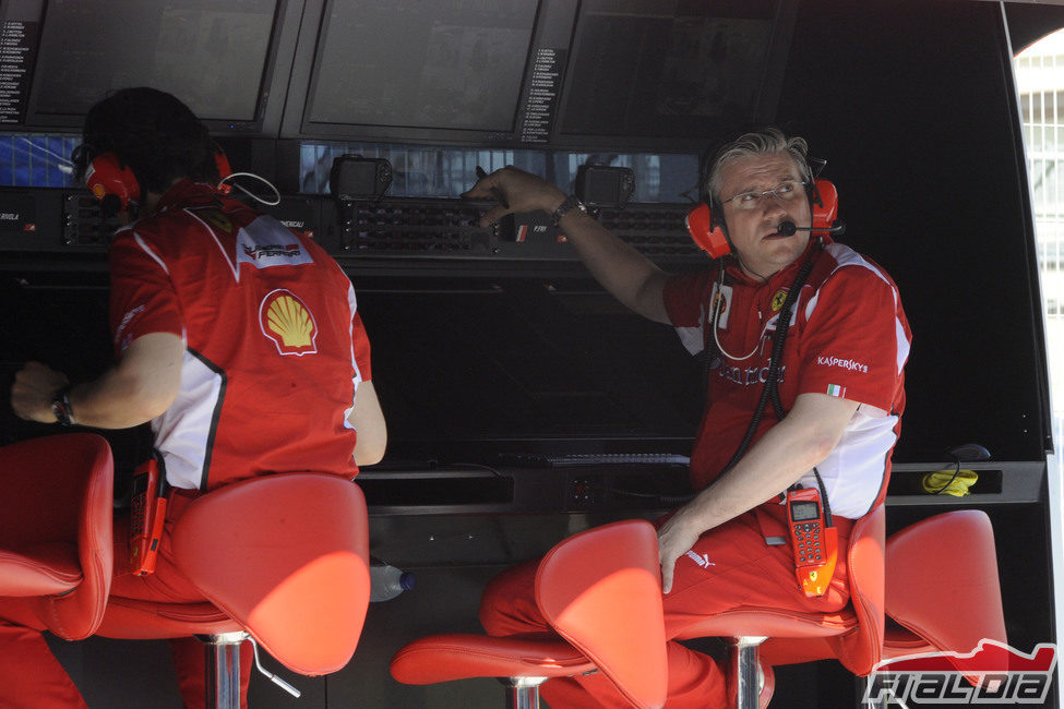 Pat Fry observa la pista desde el muro de Ferrari