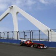 Felipe Massa pasa por el puente del Valencia Street Circuit