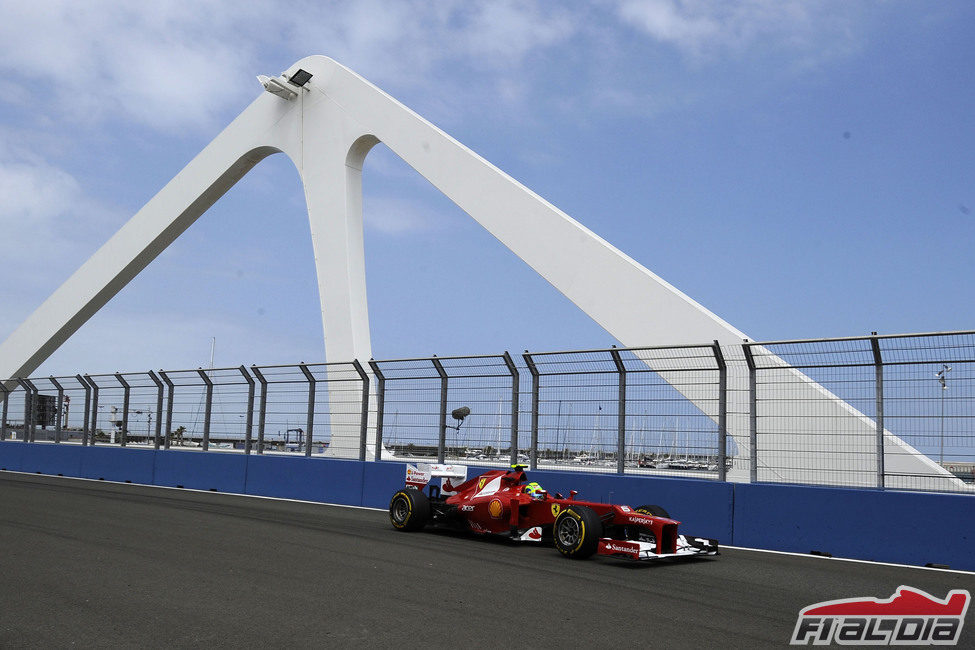 Felipe Massa pasa por el puente del Valencia Street Circuit