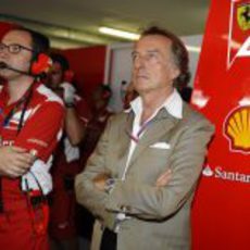 Luca di Montezemolo y Stefano Domenicali observan lo que ocurre en la pista