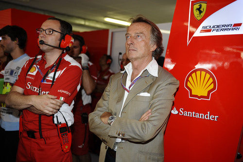 Luca di Montezemolo y Stefano Domenicali observan lo que ocurre en la pista