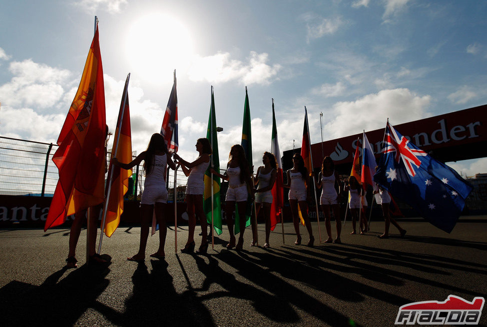 Las 'pit babes' de Valencia con las banderas de los pilotos de la parrilla