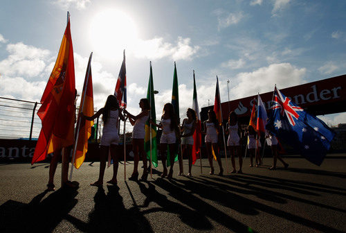 Las 'pit babes' de Valencia con las banderas de los pilotos de la parrilla