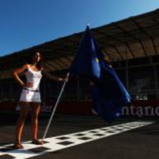 'Pit babe' con la bandera de Europa en la línea de meta del VSC