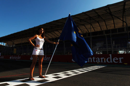 'Pit babe' con la bandera de Europa en la línea de meta del VSC