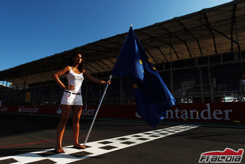 'Pit babe' con la bandera de Europa en la línea de meta del VSC