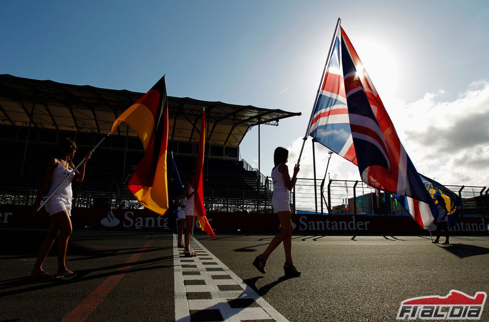 Las banderas de las 'pit babes' en la línea de meta de Valencia