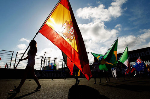 'Pit babe' con la bandera de España en Valencia