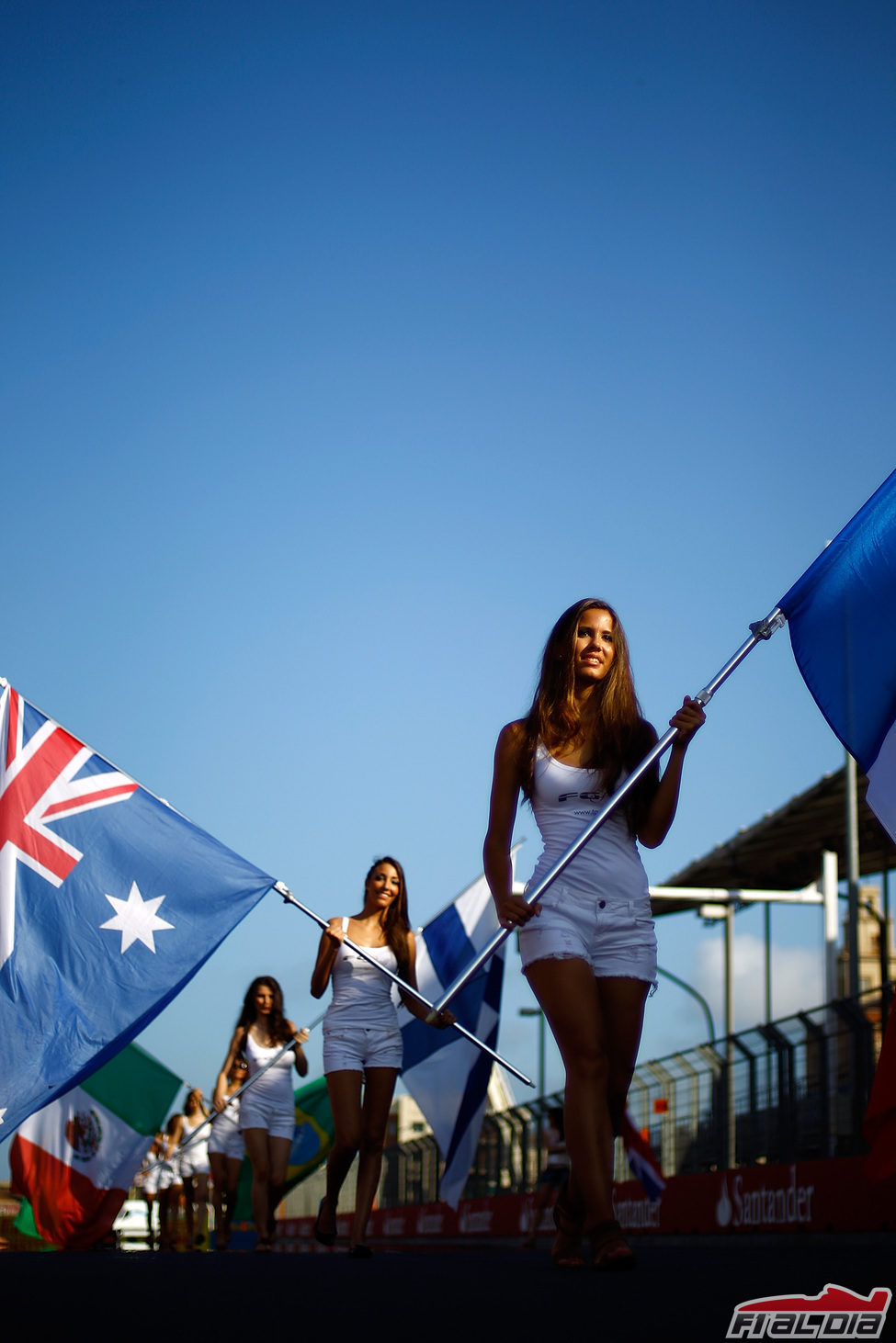 Las 'pit babes' del GP de Europa con las banderas