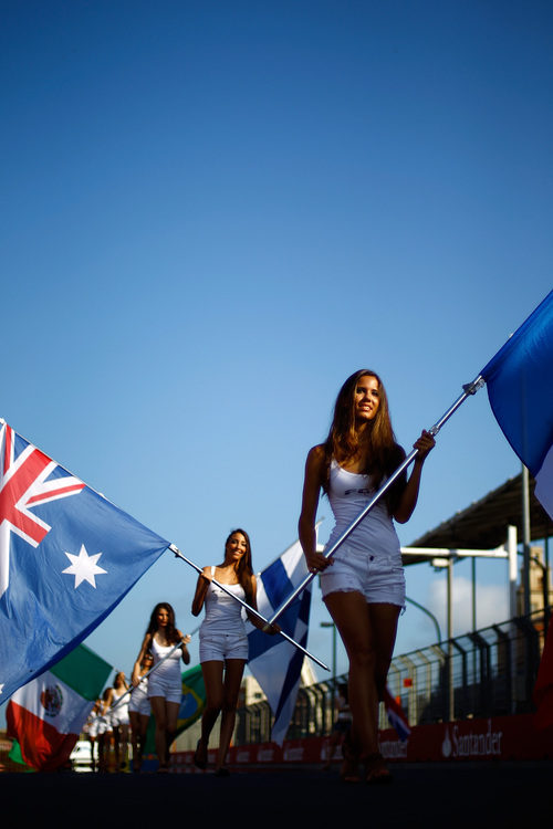 Las 'pit babes' del GP de Europa con las banderas