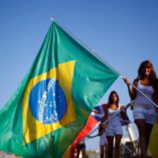 'Pit babe' con la bandera de Brasil en Valencia