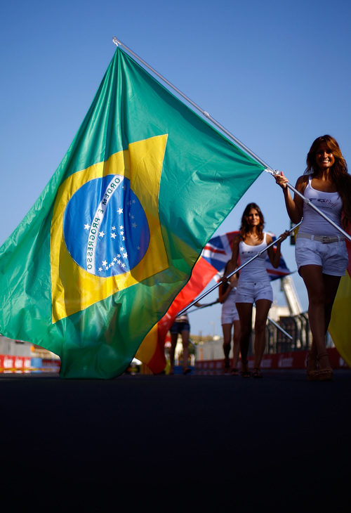 'Pit babe' con la bandera de Brasil en Valencia